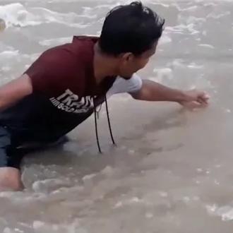 Forman una cadena humana para rescatar a un perro que …