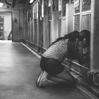 Una imagen indeleble: una niña se despide de sus dos …