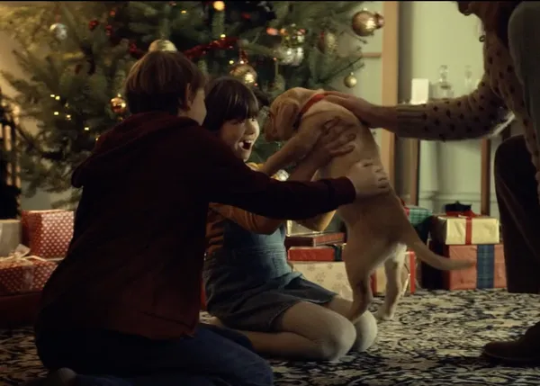 El recurso publicitario de los cachorros bajo el árbol de Navidad desde varios puntos de vista