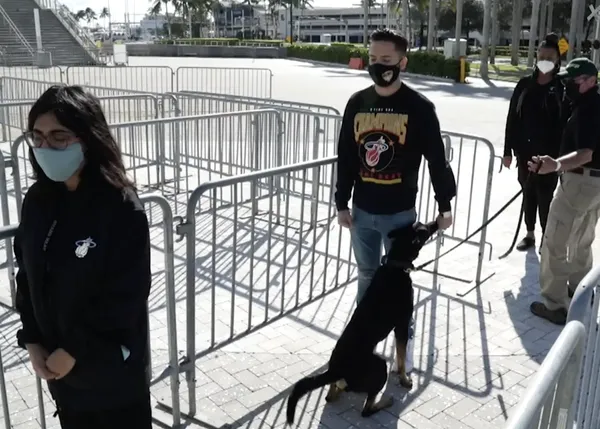 Un partido de la NBA con público, gracias a la presencia de perros detectores de COVID