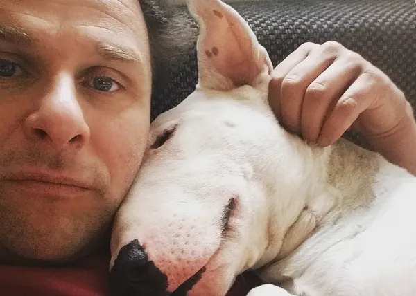 Rjómi, un documental sobre la batalla de un hombre por su perro, contra la discriminación por raza