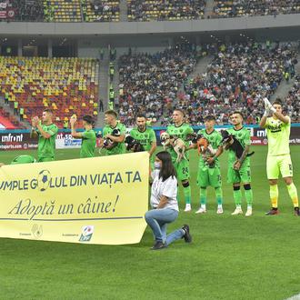 Jugadores de fútbol en Rumanía fomentan la adopción con una …