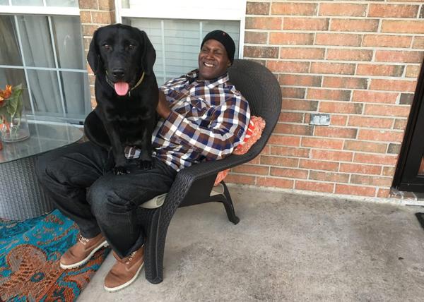 Tras 38 años encarcelado, un hombre inocente recuperar la libertad y se reúne con la perra que educó en prisión