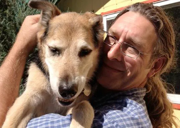 La felicidad de John Unger: Schoep, su perro viejito, está mucho mejor