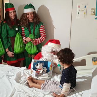 Papá Noel y sus perros traen alegría a niños y …