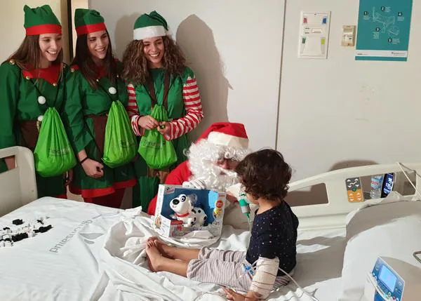 Papá Noel y sus perros traen alegría a niños y mayores en el Hospital Quirónsalud Málaga