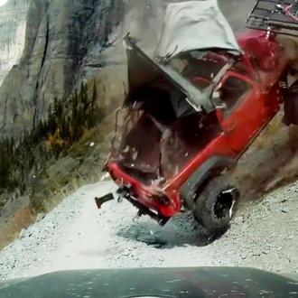 Una joven y sus perros sobreviven a un aterrador accidente …