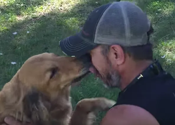 Los besos y el reencuentro más feliz: una perra sobrevive 10 días sola en un Parque Natural