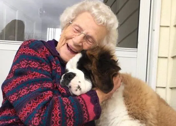 Una anciana recupera la sonrisa gracias al (gran) cachorro de sus vecinos