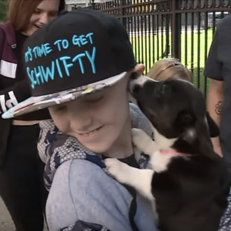 Un niño que soñaba con tener un perro mientras luchaba …