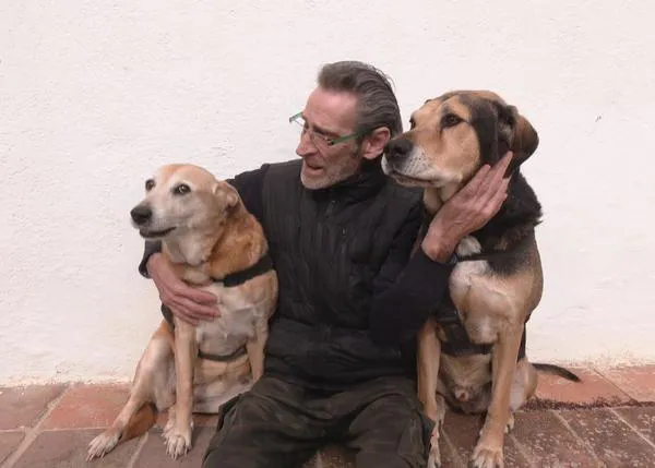 Vidas humanas y perrunas transformadas gracias a la solidaridad: de dormir en la calle a tener trabajo y casa para él y sus perros