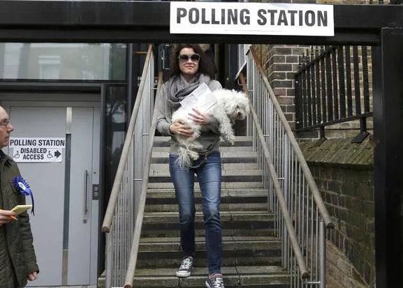 Los perros protagonizan las elecciones en el Reino Unido: #DogsAtPollingStations