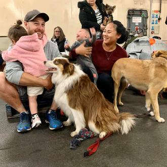 Sonrisas agradecidas y cansadas entre las familias -y sus perros- …