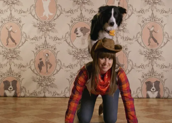 Los perros bailan sincronizados con sus humanos en Netflix: “We are the Champions”