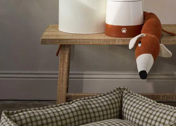 Los perros (y gatos) con más estilo eligen las camas y comederos de Maisons du Monde