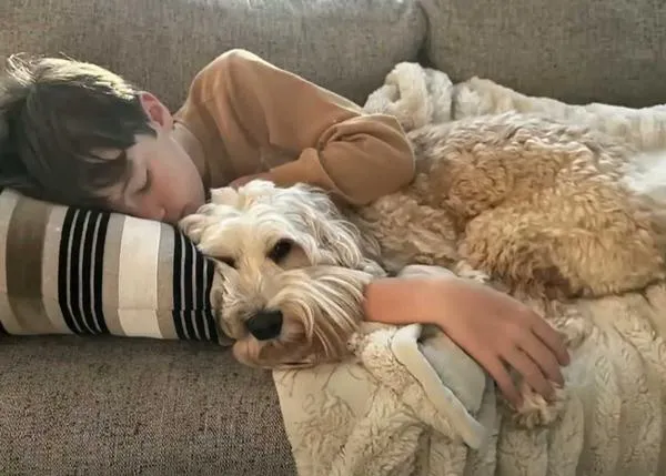Una ceremonia de despedida especialmente bonita para gestionar el duelo por la pérdida de un perro en una familia con niños