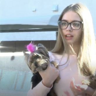 Una cámara de seguridad capta cómo una adolescente logra salvar …