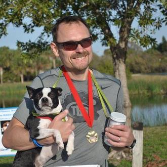 Boston terrier y runner: una perra chiquita ayuda a su …