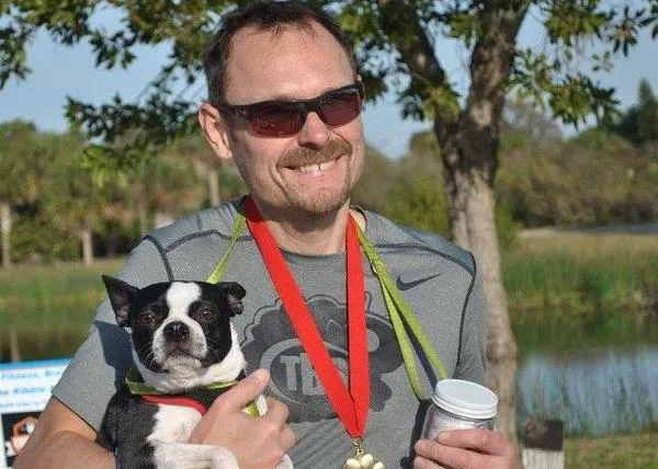 Boston terrier y runner: una perra chiquita ayuda a su humano a ganar carreras