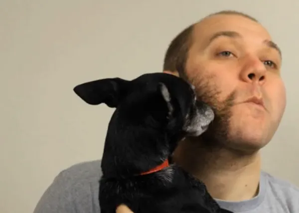 Querida barba, perruna: un friki vídeo sobre una barba y un perro