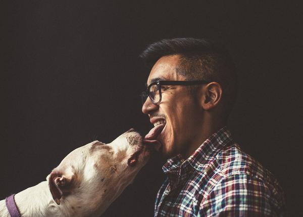 ¿Tú también besas a tu perro en la boca? ¿Con la boca abierta? Charlamos de amores perrunos con  Chris Sembrot