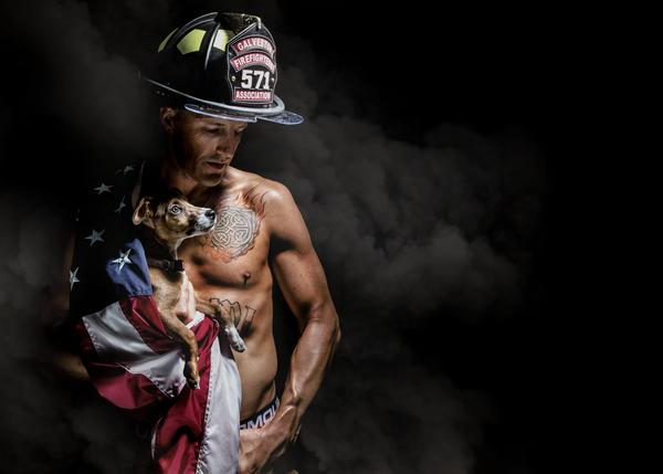El calendario sexy y solidario: los bomberos de Galveston posan con perros en adopción