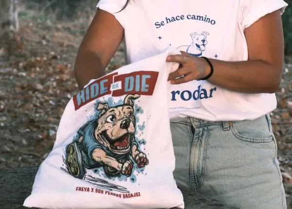 Camisetas y bolsas de diseño para ayudar a Freya, una perra paralítica de 12 años que por fin está en un hogar