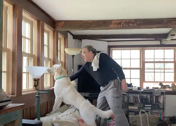 Mandy Patinkin y su perra, una relación llena de empatía y música... ¡él canta plegarias a su can antes de cada comida!