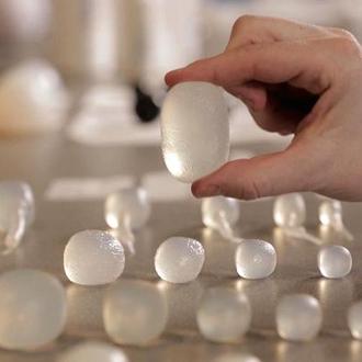 El invento (raruno pero real) de las prótesis de testículos …