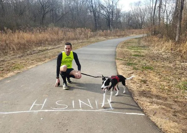 ¿Una carrera de récord mundial? Un atleta olímpico y una perra completan una milla en menos de 4 minutos