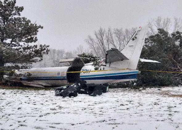 Un avión con más de 50 perros en adopción realiza un aterrizaje de emergencia en un campo de golf