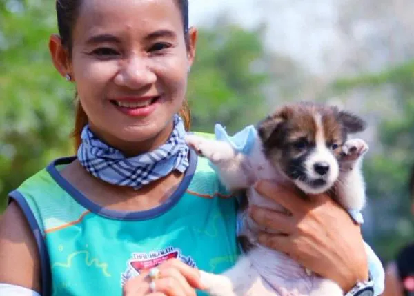 Rescata a un cachorro abandonado en medio de una maratón ¡y termina la carrera con él en brazos!