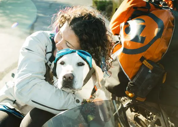 Viajeros que inspiran, viajes que son aventuras de vida: una chica, su perro, una moto con sidecar...