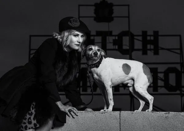 Amores perros en blanco y negro: elegantes y fabulosos retratos inspirados en el cine clásico