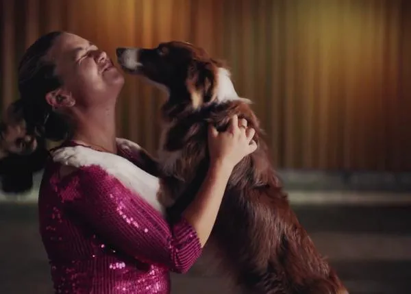 El amor es mágico: gran vídeo musical de muchos perros guapos bailando con sus humanas