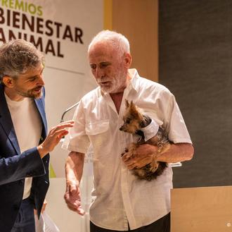 Aplausos silenciosos y emotivas palabras para celebrar los amores animales …