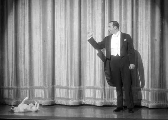 Perros haciéndose los muertos, todos quieren ser como Uggie