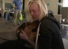 Un mes después de perder su hogar en un incendio, una mujer se reúne con sus dos perros 