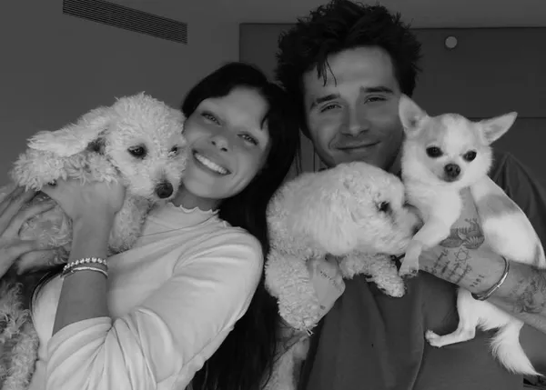 Cuando las celebridades crean estupendos anuncios a favor de la adopción canina: Brooklyn Beckham y Nicola Peltz