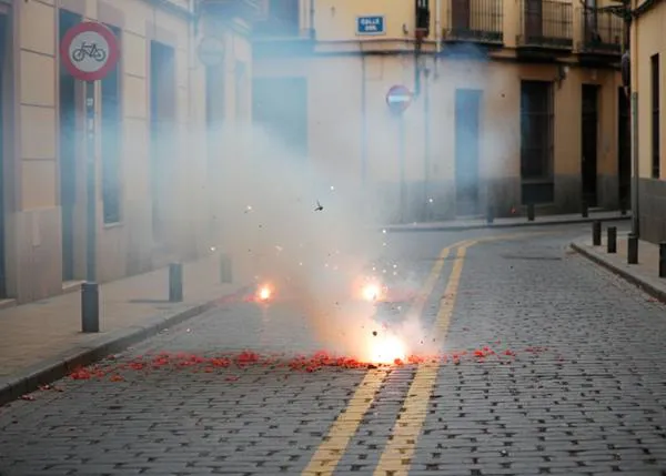 En 2025 se multiplican los bandos municipales para prohibir o regular la pirotecnia y los petardos en Navidad, ¿sirven de algo?