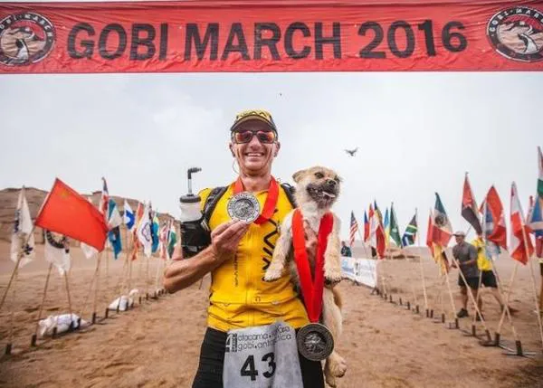 La pequeña perra aventurera que adoptó a su humano a la carrera: Gobi y el maratón de su vida 