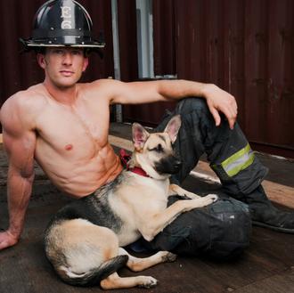 Un bombero adopta a la perra con la que posó …