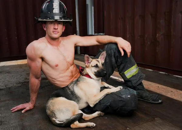 Un bombero adopta a la perra con la que posó en un calendario solidario