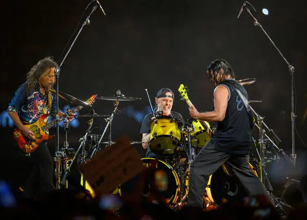 La perra rockera: escapa de casa ¡y se cuela en un concierto de Metallica!