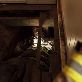 Los bomberos rescatan a un can chiquitín que llevaba 48h …