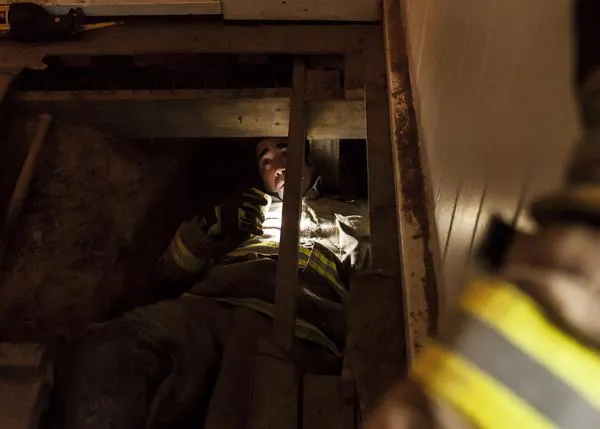 Los bomberos rescatan a un can chiquitín que llevaba 48h atrapado bajo una casa