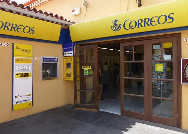 Las incongruencias de Correos: los perros no pueden entrar en sus sucursales pero anima a sus empleados a llevarlos al trabajo