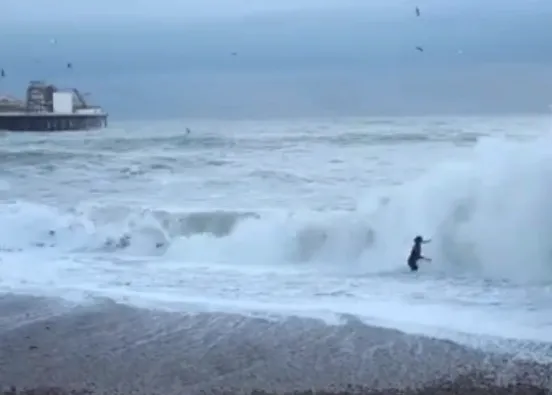 Una mujer a punto de ser arrastrada por las olas cuando trataba de salvar a su perro 