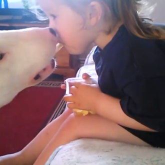 El desayuno compartido, sabe mejor: una niña da de comer …