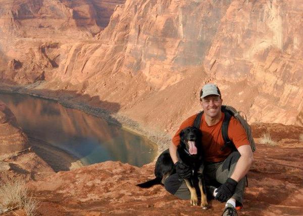 Perros que cambian vidas: Riley, abandonado en un cañón del desierto y ahora, prota de un libro